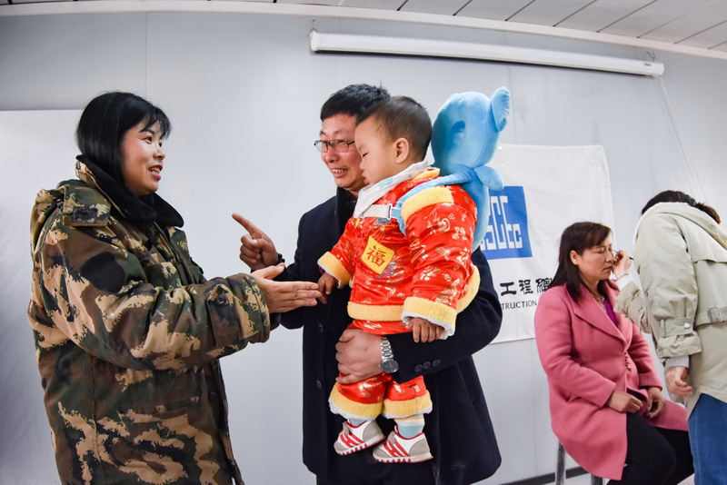 國際女性デー祝い、建設作業(yè)員の「美女」たちがパフォーマンス