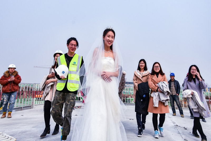 國(guó)際女性デー祝い、建設(shè)作業(yè)員の「美女」たちがパフォーマンス