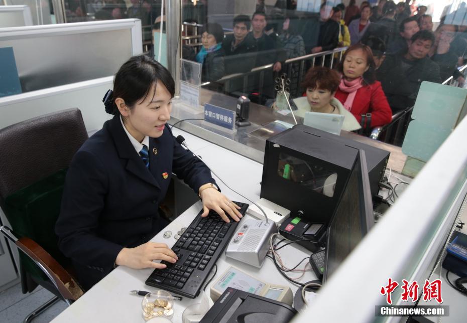 「最強の脳」を持つ西安駅乗車券販売員　記憶を頼りに全國鉄道路線図を再現(xiàn)