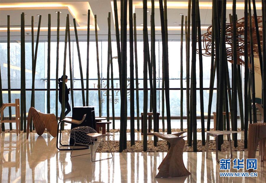 3月4日、上海新天地に設(shè)置されたインスタレーション「林の中で小休憩」の前を通る観光客（撮影?陳飛）。