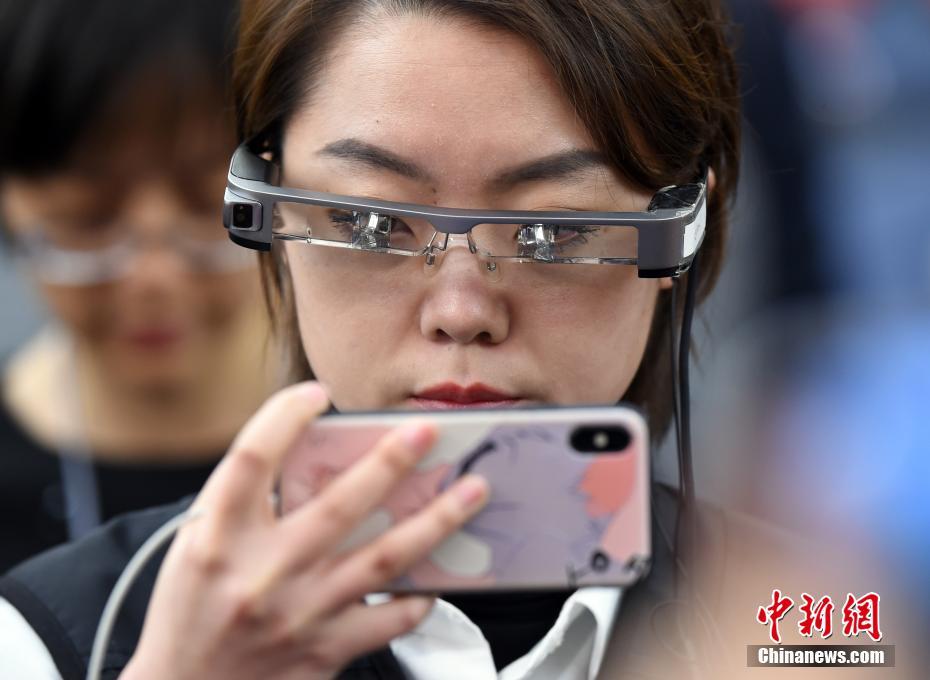 全國両會の記者がVRゴーグルで生中継　北京