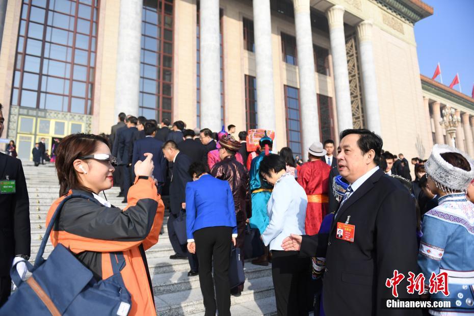 全國両會の記者がVRゴーグルで生中継　北京