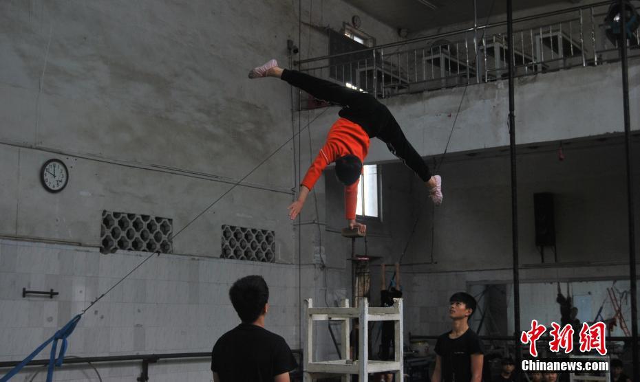 より良い未來(lái)を手に入れるため訓(xùn)練に勵(lì)む子供たち「中國(guó)雑技の里」探訪