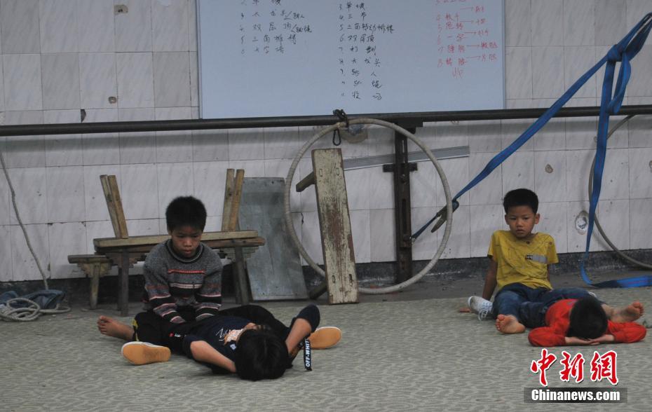 より良い未來を手に入れるため訓(xùn)練に勵(lì)む子供たち「中國(guó)雑技の里」探訪