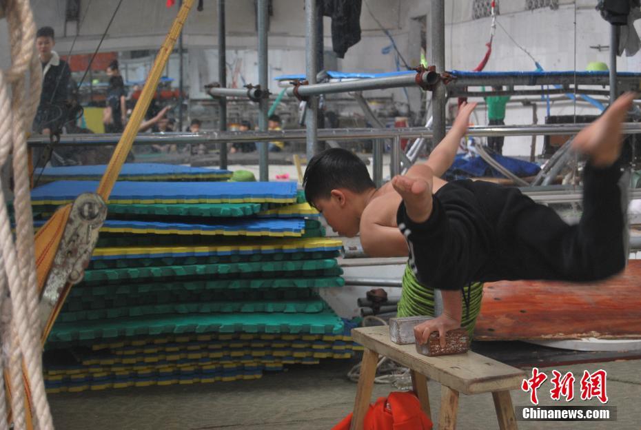 より良い未來(lái)を手に入れるため訓(xùn)練に勵(lì)む子供たち「中國(guó)雑技の里」探訪(fǎng)