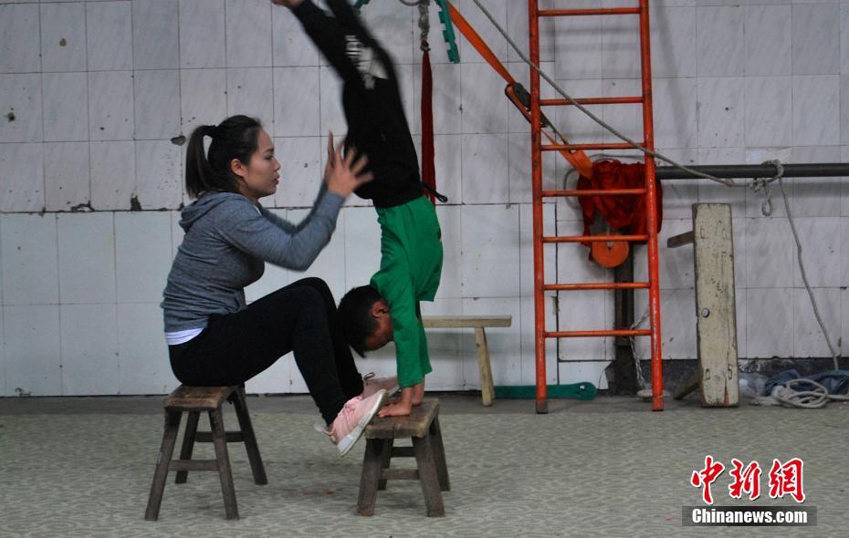 より良い未來(lái)を手に入れるため訓(xùn)練に勵(lì)む子供たち「中國(guó)雑技の里」探訪(fǎng)