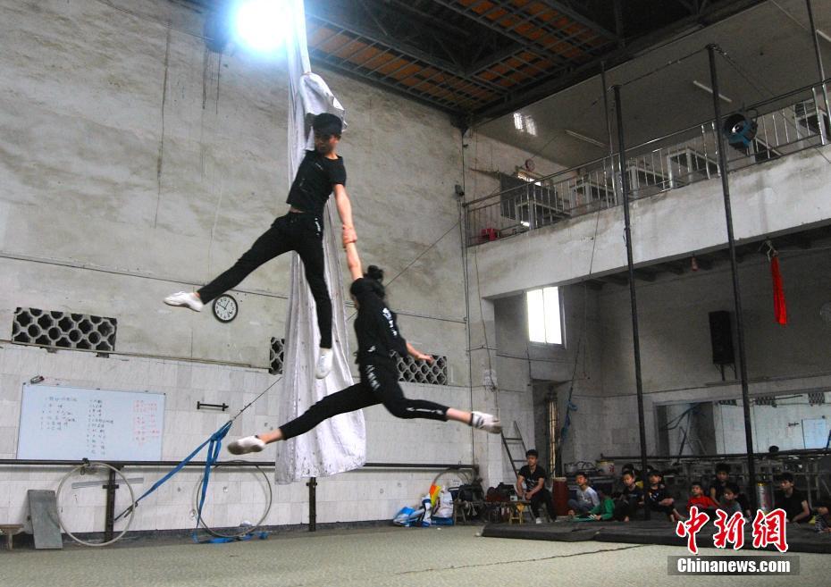 より良い未來(lái)を手に入れるため訓(xùn)練に勵(lì)む子供たち「中國(guó)雑技の里」探訪
