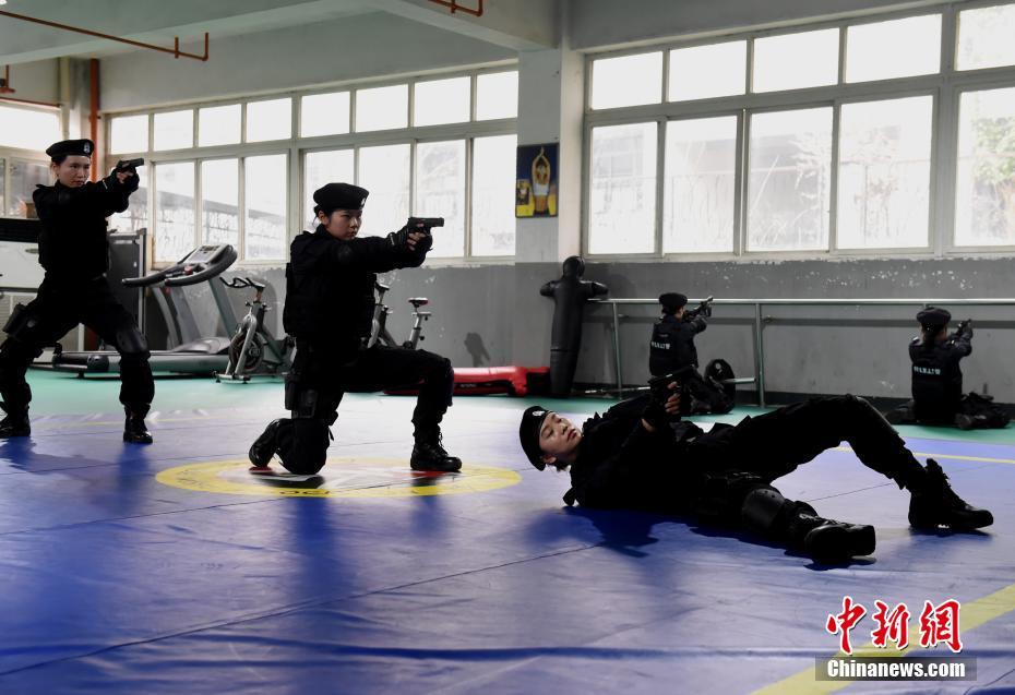 武蕓一般なんでもござれ！重慶女子特別警察チームに迫る