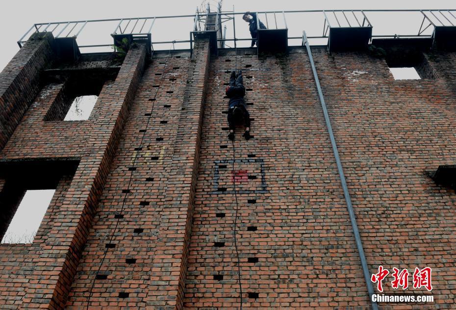 武蕓一般なんでもござれ！重慶女子特別警察チームに迫る
