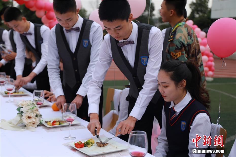 女子學生のために男子學生たちがロマンチックな「女生節(jié)」を演出　四川