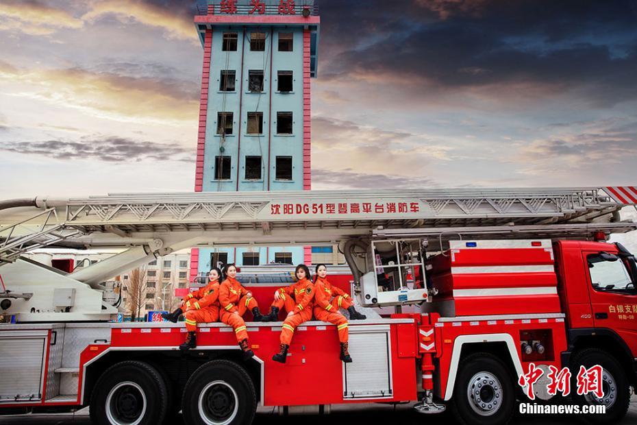 女性消防士たちが凜々しい姿で記念撮影