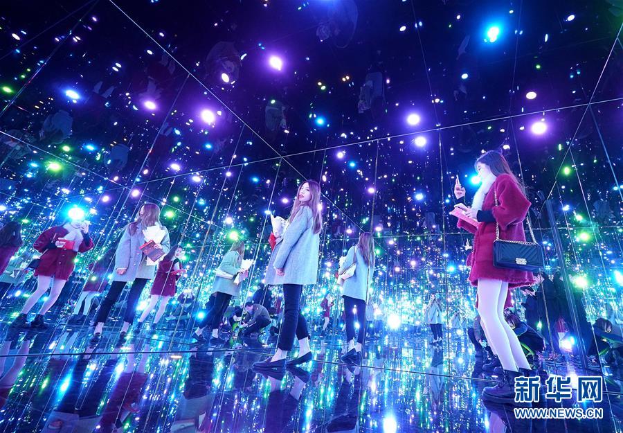 「無限の鏡の間」を見學(xué)する來場(chǎng)者（3月7日、撮影?陳飛）。