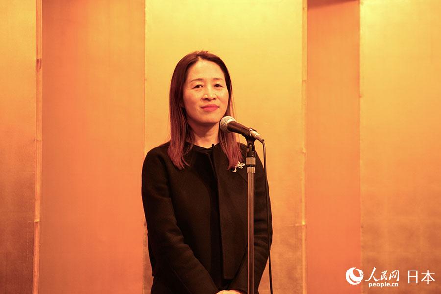 挨拶する益海嘉里食品営銷有限公司消費品事業(yè)部の趙紅梅副総監(jiān)。