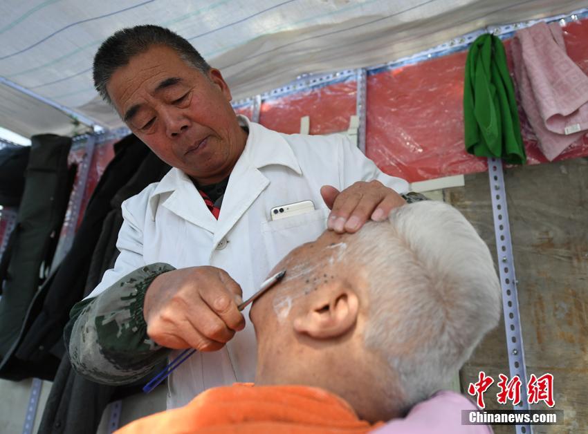 移動(dòng)理髪店を営む長(zhǎng)春のベテラン理髪師　昔ながらの顔剃りが人気