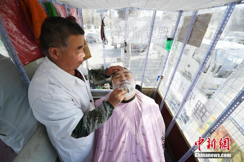 移動理髪店を営む長春のベテラン理髪師　昔ながらの顔剃りが人気