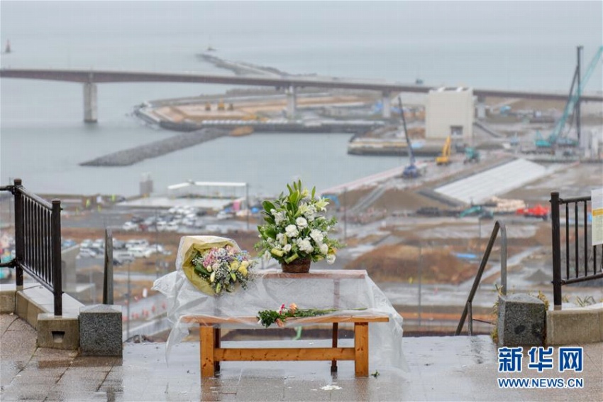 3月11日、宮城県石巻市。震災(zāi)犠牲者を哀悼するため捧げられた花束。