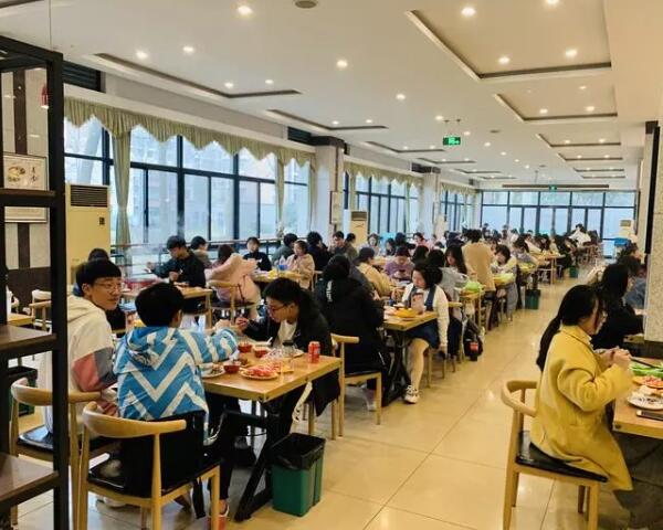 2萬(wàn)歩歩けば25％引き！大學(xué)食堂の割引サービスが話題に