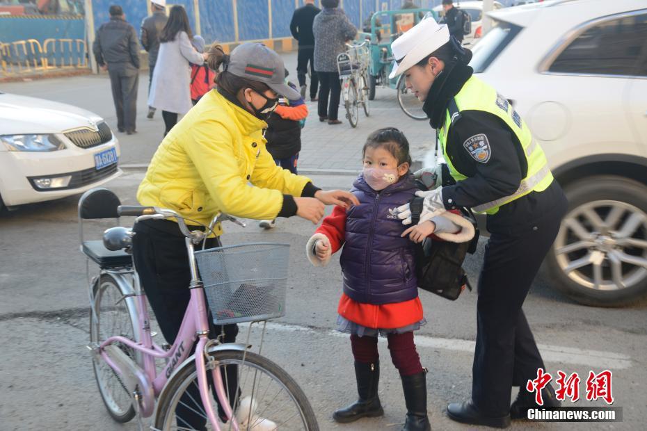 フフホト市の小學(xué)校周辺で女子交通警察が通學(xué)をサポート　內(nèi)モンゴル