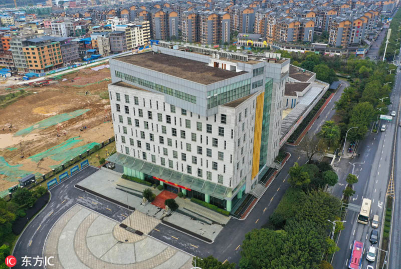 桂林で話題を集める「曲がった帽子」をかぶったようなビル。（東方IC が畫像の著作権所有。転載禁止）