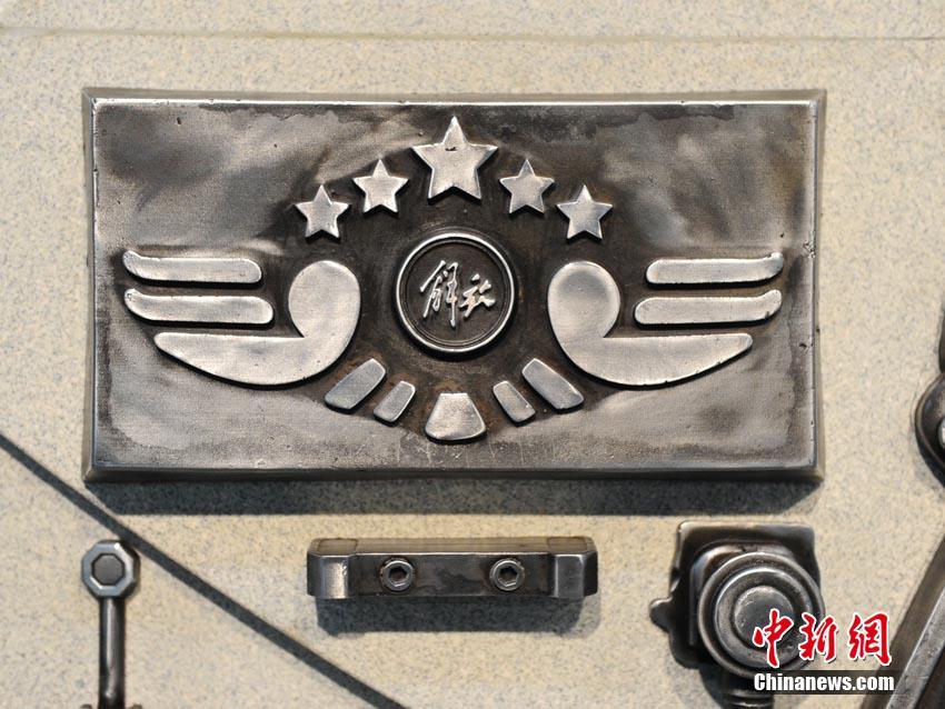 長(zhǎng)春の地下鉄駅構(gòu)內(nèi)に自動(dòng)車(chē)部品で作り上げたレリーフ　吉林省
