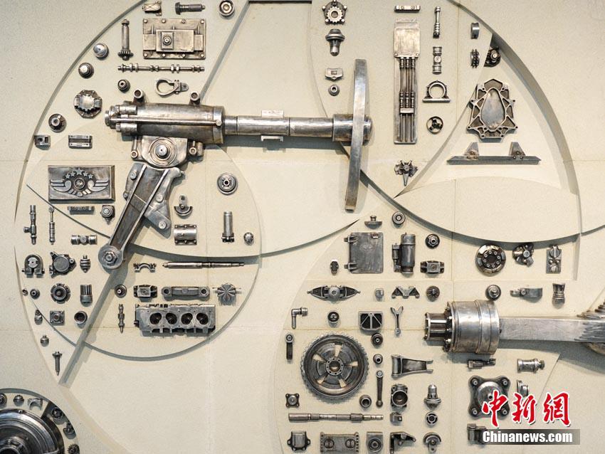 長春の地下鉄駅構(gòu)內(nèi)に自動車部品で作り上げたレリーフ　吉林省