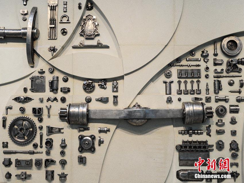 長(zhǎng)春の地下鉄駅構(gòu)內(nèi)に自動(dòng)車(chē)部品で作り上げたレリーフ　吉林省