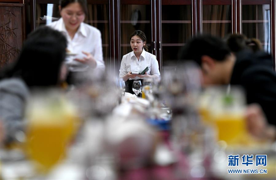 天津商業(yè)大の學(xué)生が外國人教員と協(xié)力し「実験レストラン」オープン