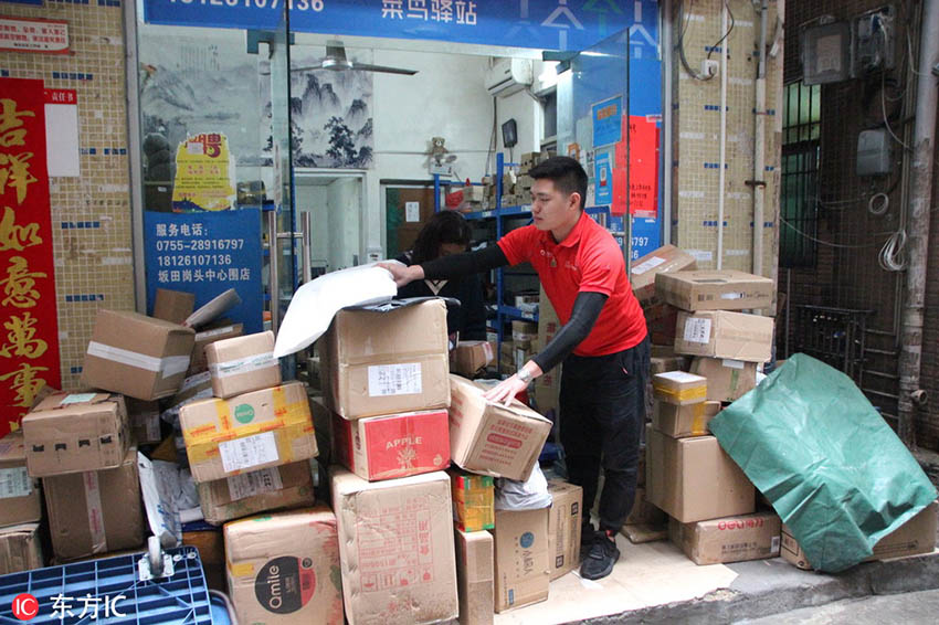 深センで宅配営業(yè)所を経営する韓威さん（東方IC が畫(huà)像の著作権所有。転載禁止）