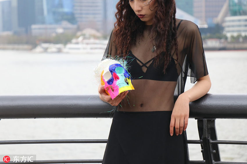 仰天の前衛(wèi)的なウェディング！新婦が手に持つブーケは「頭蓋骨」 上海