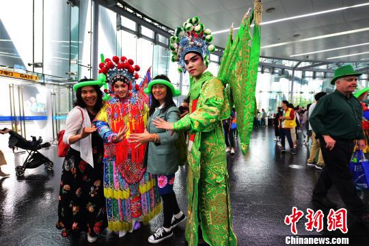 聖パトリックの祝日を祝い、緑にライトアップされた広州タワー
