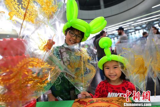 聖パトリックの祝日を祝い、緑にライトアップされた広州タワー
