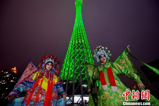 聖パトリックの祝日を祝い、緑にライトアップされた広州タワー