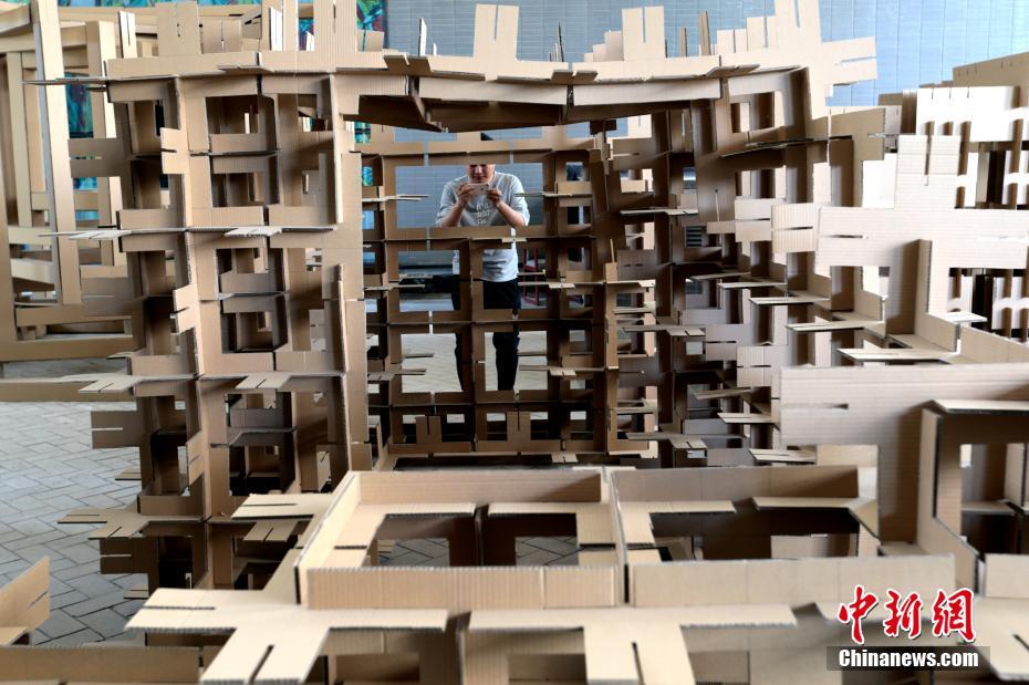 西安交通大學(xué)博物館內(nèi)に展示されている段ボールで作った立體建築作品（3月18日撮影?張遠(yuǎn)）。