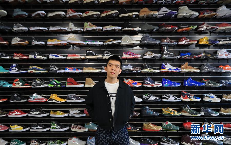 米ロサンゼルスで流行ブランドショップを開(kāi)店させたオーナーの夏嘉歓さん（3月18日撮影?李穎）。