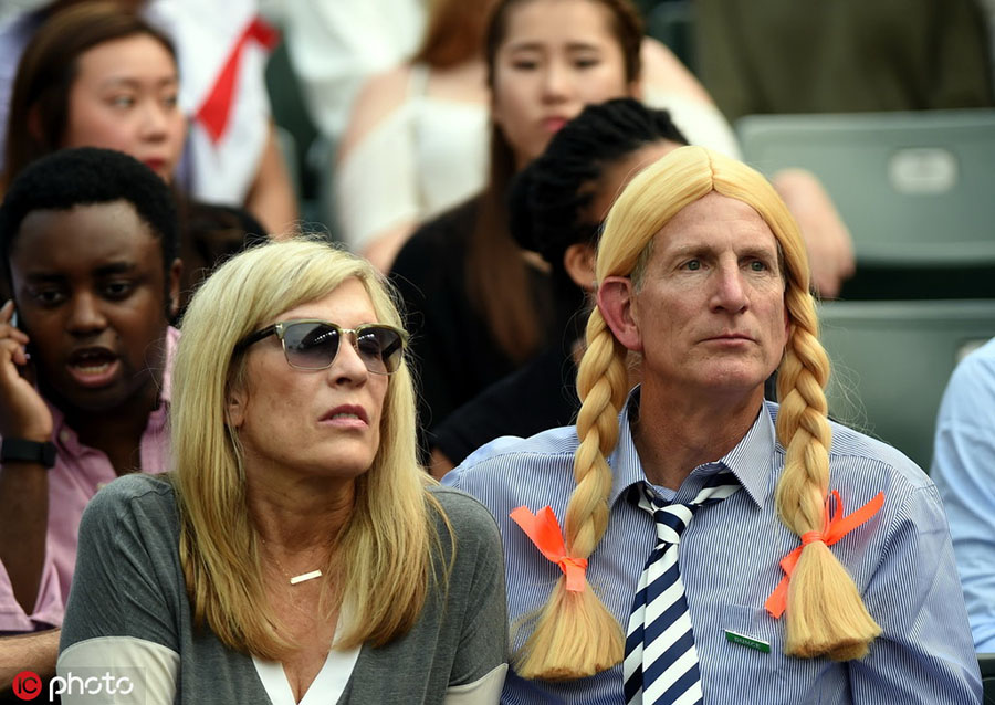 香港大球場で2016年4月8日、2016香港女子國際7人制ラグビー大會決勝戦が行われた。隣の金髪の女性とお似合いの金髪おさげのウィッグをつけた男性（東方IC が畫像の著作権所有。転載禁止）。