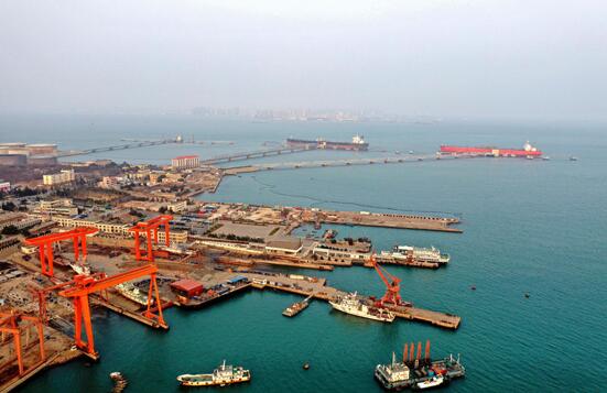 「無(wú)人ふ頭」の力強(qiáng)い原動(dòng)力　全自動(dòng)化ふ頭になった青島港