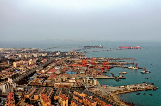 「無(wú)人ふ頭」の力強(qiáng)い原動(dòng)力　全自動(dòng)化ふ頭になった青島港