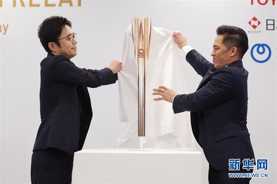 発表會(huì)でトーチを披露した東京五輪の聖火リレー公式アンバサダーの野村忠宏氏（寫真右）とデザイナーの吉岡徳仁氏（撮影?杜瀟逸）。