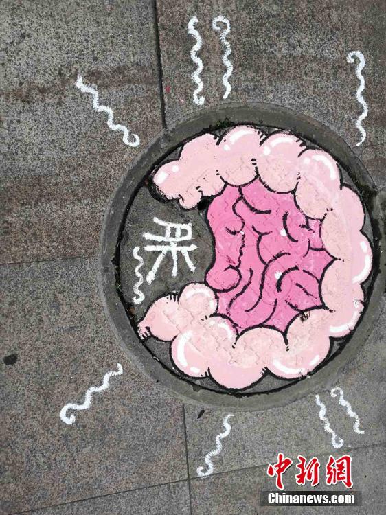 醫(yī)學(xué)生たちがマンホールのフタに人體の器官を描き模様替え　四川省