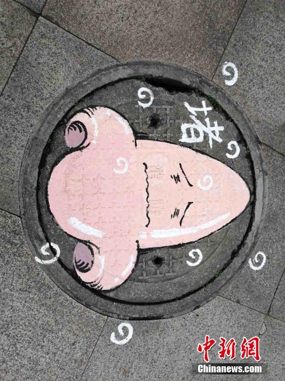 醫(yī)學(xué)生たちがマンホールのフタに人體の器官を描き模様替え　四川省