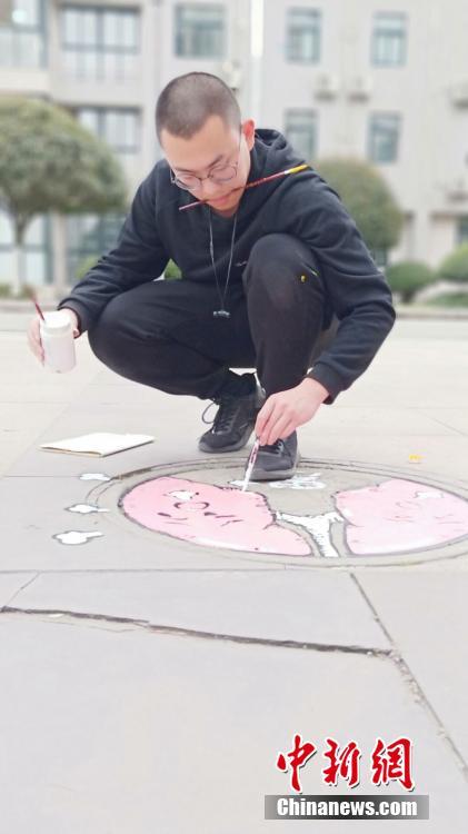 醫(yī)學生たちがマンホールのフタに人體の器官を描き模様替え　四川省