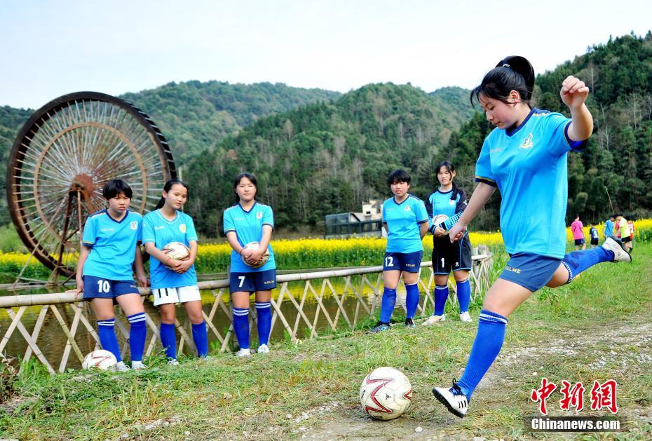 農(nóng)地を「競技場」にしてサッカー楽しむ學生たち　江西省