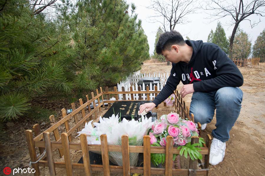 中國、ペットのおくりびとに転身して2年間でペット500匹を看取った男性