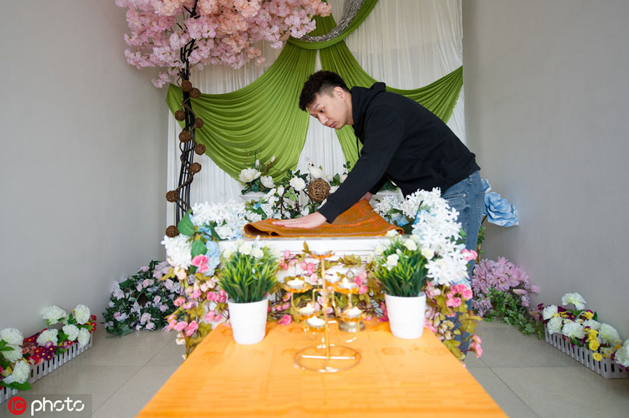 ペットの葬式の仕方を紹介するペットのおくりびと?何傑さん（東方IC が畫像の著作権所有。転載禁止）。