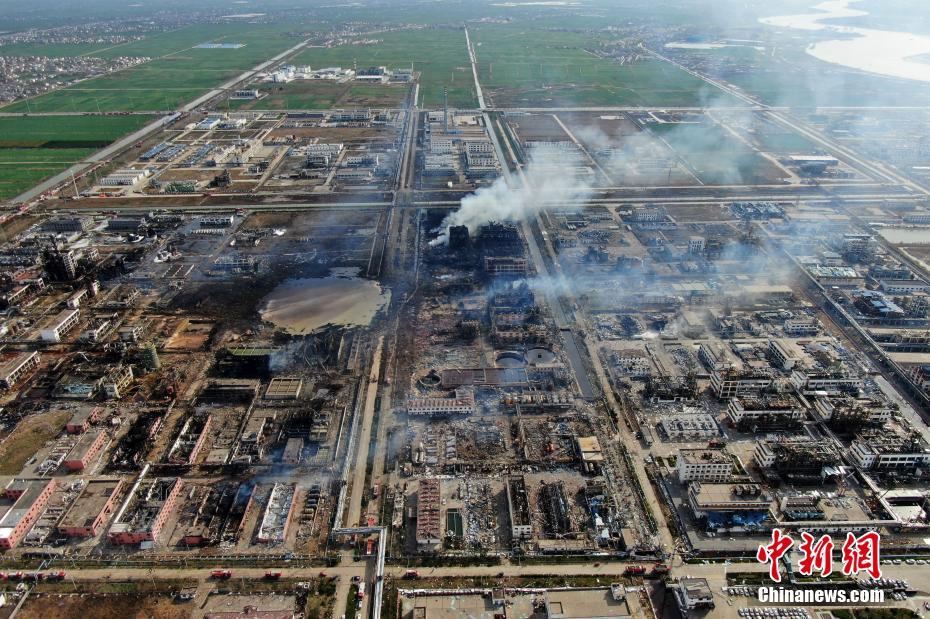 江蘇省化學(xué)工場爆発事故、爆発地點には巨大な穴が