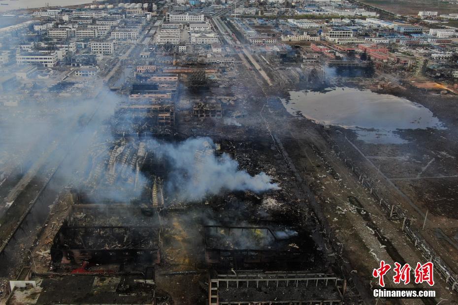 江蘇省化學(xué)工場(chǎng)爆発事故、爆発地點(diǎn)には巨大な穴が