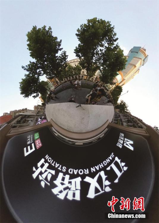 武漢市の大學(xué)で360度パノラマ寫真作品展