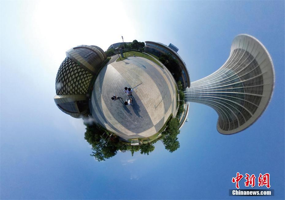 武漢市の大學(xué)で360度パノラマ寫(xiě)真作品展