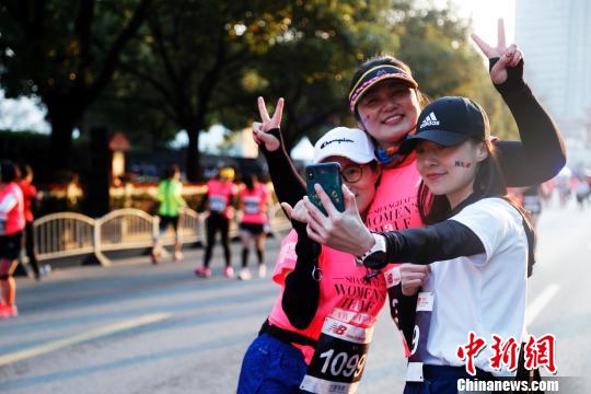 上海國際女子ハーフマラソン大會が開催　街が華やかな雰囲気に