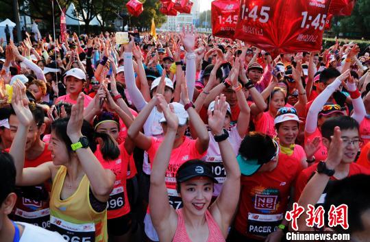 準備體操をする女性ランナーたち（撮影?湯彥俊）。